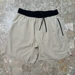 Rhone Shorts Mens Medium Khaki Tan Mako Tech 7” Inseam Gym Running